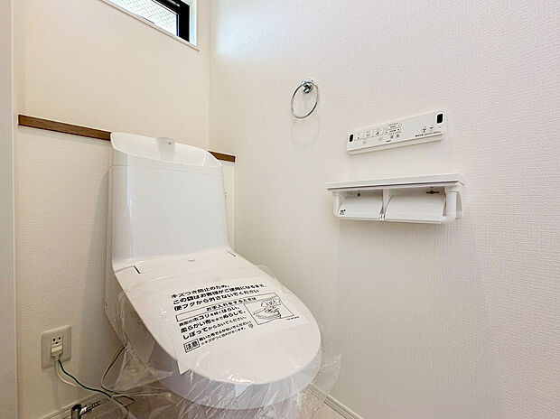 【【類似内観設備同仕様】ウォシュレットトイレ】戸塚駅徒歩10分という好立地に誕生する、弊社限定紹介のプレミアム物件です。全5棟現場のうち、今回2棟を先行販売いたします。施工例の為、分譲中の建物とは内装、窓や建具等の色や形状・仕様が異なります。