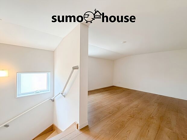 【固定階段小屋裏収納】階段でラクラク上り下りができる便利な小屋裏収納は、季節物の荷物や思い出の品などをしまうのに大活躍します。重たい荷物を持ってハシゴを上る危険がなく、ご家族みんなが安全に出し入れできる素晴らしい空間です。