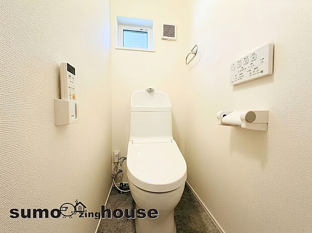 【ウォシュレットトイレ】清潔感あふれる温水洗浄機能付きのトイレを1階と3階の2箇所に配置しており朝の混雑時も安心です。夜間の階段移動を減らすことができ小さなお子様やお年寄りにとっても使いやすい設計です。