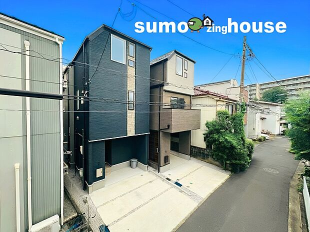 【利便性抜群!新築デザイナーズ住宅】モダンで都会的な外観意匠は周囲の穏やかな街並みと調和しながらスタイリッシュな存在感を放ちます。天候に左右されず車への乗り降りや荷物の積み下ろしができるビルトイン車庫は大変利便的です。