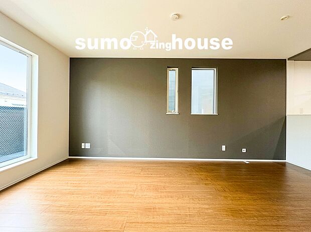 【リビング】シックでモダンなアクセント壁が空間のおしゃれなワンポイントとなり上質な居住空間を演出します。快適な風通りと陽当りを兼ね備えた2階LDKでご家族皆様で伸び伸びとした時間をお過ごしください。