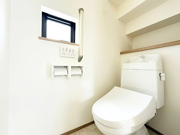 【ウォシュレットトイレ】洗浄機能付き便座を標準装備。冬の寒い時期には暖房機能も活躍。快適にご利用いただけます。