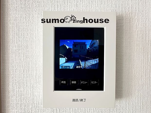 【TVモニター付きインターホン】ＴＶモニタ付インターホンでセキュリティ面にも配慮。来客を確認できるだけでなく、録画機能で留守中の来訪者の確認ができます！学校から帰ったお子様のお留守番にも安心なセキュリティ設備ですね。
