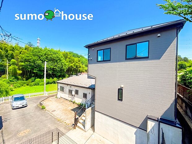 【広々とした4LDKの新築デザイナーズ住宅】建物の外観は、落ち着きのあるモダンなデザインを採用しています。周辺の穏やかな街並みと見事に調和しながらも、確かな存在感を放つ美しい佇まいが魅力。毎日お家に帰るのが楽しみになるような素敵な住まいです。