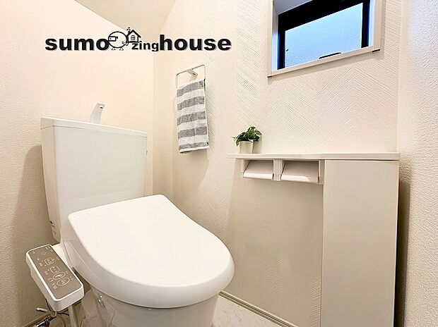 【ウォシュレットトイレ】1階と2階の各フロアに清潔感のある温水洗浄便座付きトイレをそれぞれ配置いたしました。朝の混雑する時間帯もバッティングせずに使え、家族みんなが快適に生活できます。