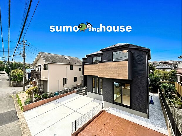 【長期優良&耐震最高等級取得のデザイナーズ住宅】並列2台駐車可能なカースペース（車種によります）。セカンドカー用として、自転車置き場や物置場として、お子様の遊ぶスペースとして、ゆとりある敷地だからこそ可能な多用途にご利用いただけるスペースです。
