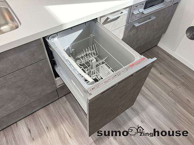 【食洗機】食器洗乾燥機付きで家族の食器もピカピカ。後片付けもラクラクこなせて、環境にもママの手にも優しい設備です。システムキッチン内に納まっているので、お料理の邪魔にもならずスッキリ快適にご利用いただけます。