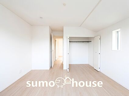 2面採光の明るい居室