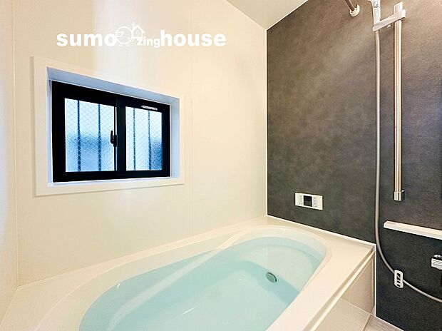 【ユニットバス】床には水はけが良く乾きやすいカラリ床を採用しており滑りにくく掃除もカンタンです。カビやぬめりの発生を抑えて清潔さを保てるためいつでも気持ちよく入浴をお楽しみいただけます。