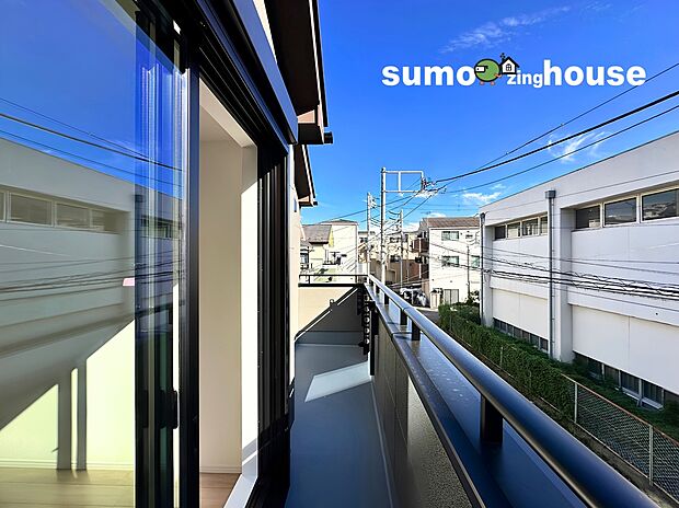 【南面ワイドバルコニー】バルコニーからは遮るもののない広々とした青空を見渡すことができ眺望も良好です。家事の合間に外の風に当たって爽やかな空気を吸いながら気分転換やリフレッシュが楽しめます。