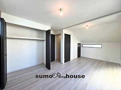 2面採光の明るい居室