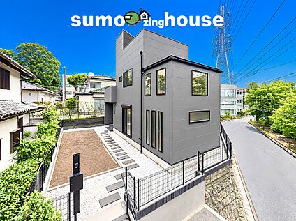 深く豊かな緑と爽快な青い空を感じられるデザイナーズ住宅