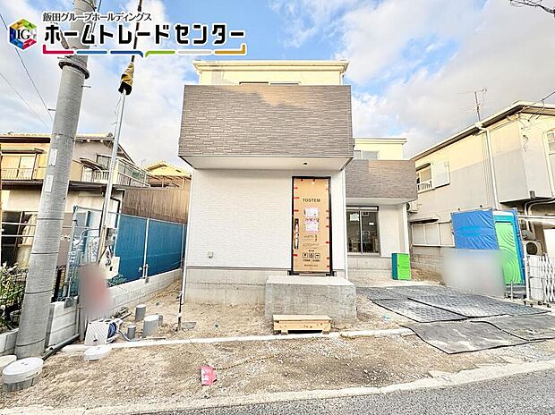 ２台駐車可能なカースペースは、友達が来た時に誇らしげに停めてもらえる広さを確保。車だけでなく自転車や大型バイクも♪