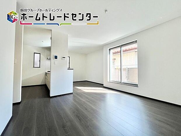 2階LDKは階段が通り、生活の動線が集まる場所となります。バルコニーに面した開放的なリビングになり、2階なので外を気にせずくつろげますね。

