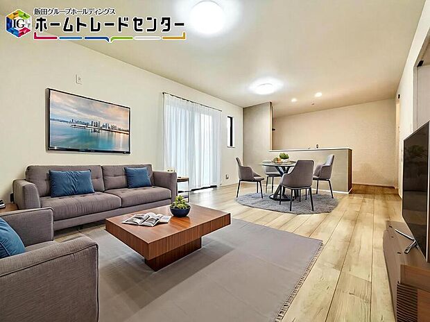 【バーチャルにて家具配置♪】
縦長で奥行のあるリビングは家具の配置もゆとりをもつことができます。憧れのソファを配置してくださいね。