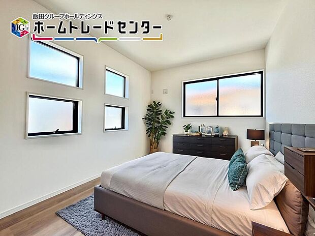 バーチャルにて家具を配置。充分な広さの収納を備え、採光良好な洋室は、快適空間。プライベートの時間もゆったりお寛ぎ頂けそうです。