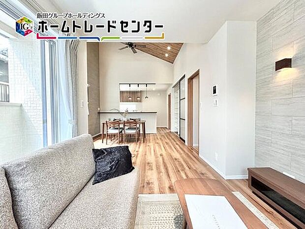 対面キッチン採用のリビングは家族が一つになれる空間となります。お料理をしながらリビング全体を見渡すことができるのでお子様が遊んだり、勉強していても一緒に空間を共有できます。