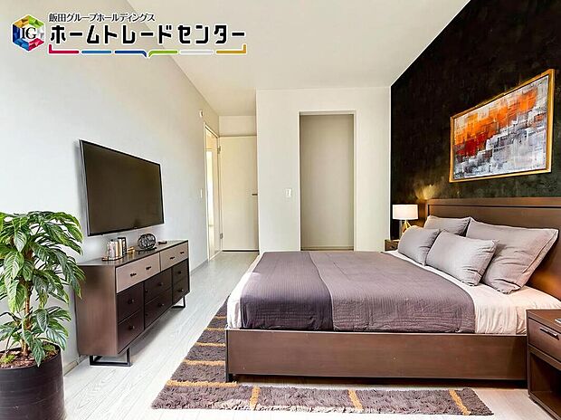 【バーチャルにて家具配置♪】
充分な広さの収納を備え、採光良好な洋室は、快適空間。プライベートの時間もゆったりお寛ぎ頂けそうです。