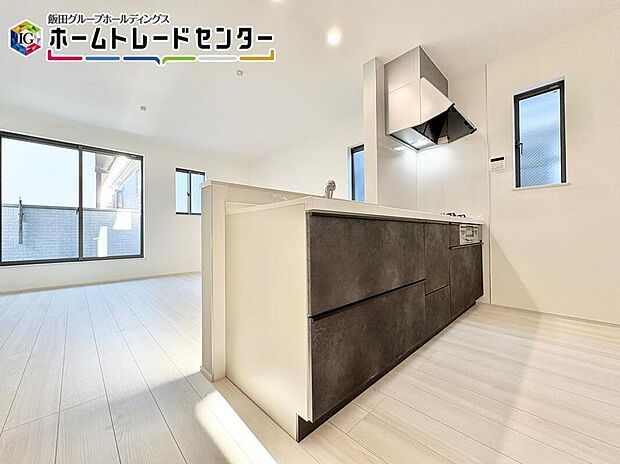 人気の対面キッチンは吊戸棚をなくして解放感を重視しました。リビングを見渡すことができて小さなお子様がいても安心ですよ。