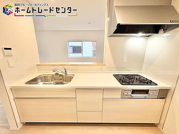 【キッチン】
1号棟2号棟ともにオープンカウンターの対面キッチンは、家事をしがらでも１日の出来事を家族とお話できるのもメリットで人気の間取りの一つです。