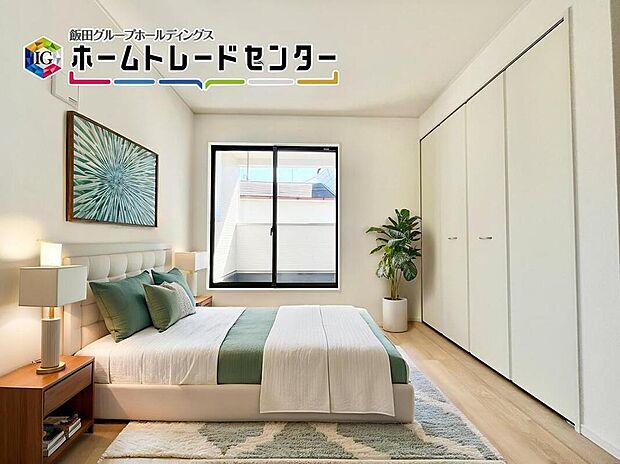 バーチャルにて家具を配置。居室に収納を完備しておりますので、いつでもお部屋をすっきりとお使い頂けそうです。自分好みのインテリアやレイアウトを考えるのも楽しみです。