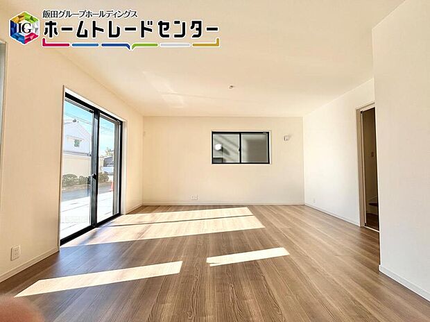 キッチンからみる、リビングの写真になります。対面式でリビング全体を見渡すことができ、キッチンで作業をしながらコミュニケーションも取れます♪