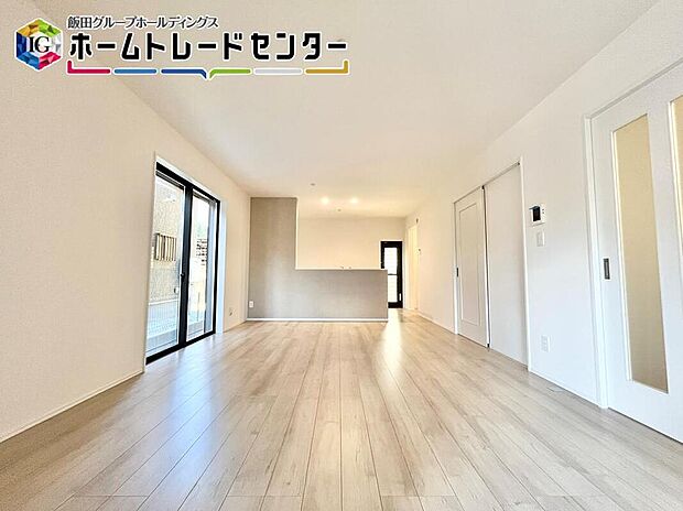 【リビング】
対面キッチン採用のリビングは家族が一つになれる空間となります。お料理をしながらリビング全体を見渡すことができるのでお子様が遊んだり、勉強していても一緒に空間を共有できます。