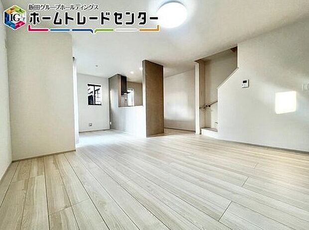 大きな窓を配置したリビングは家族の集まる空間なので、明るさは大切です。ストレスなく家具が配置できることも広さがあるポイントの一つです。