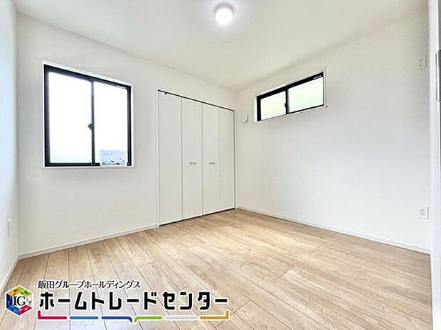 【居室】
各室収納を完備して、タンス要らず♪マンションや賃貸と違って戸建は何といっても収納が多いのがメリット。
