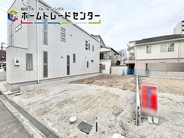 ２台駐車可能なカースペースは、友達が来た時に誇らしげに停めてもらえる広さを確保。車だけでなく自転車や大型バイクも♪