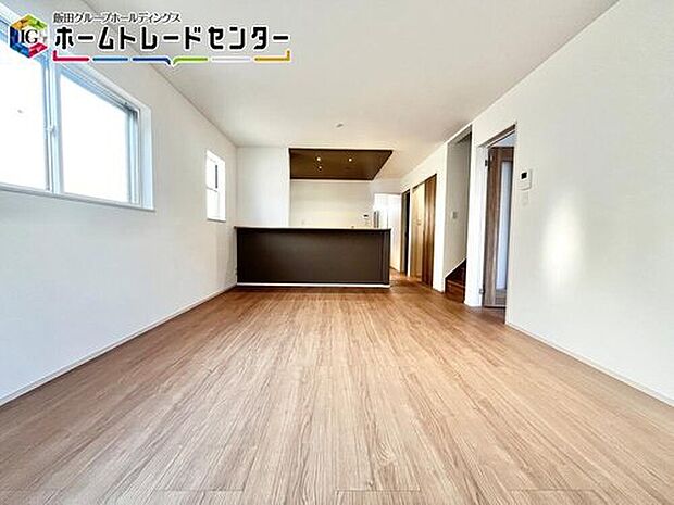 【リビング】
対面キッチンタイプのLDKは吊戸棚なしなので解放感あり♪家事をしながらリビング全体も見渡すことが出来ます♪