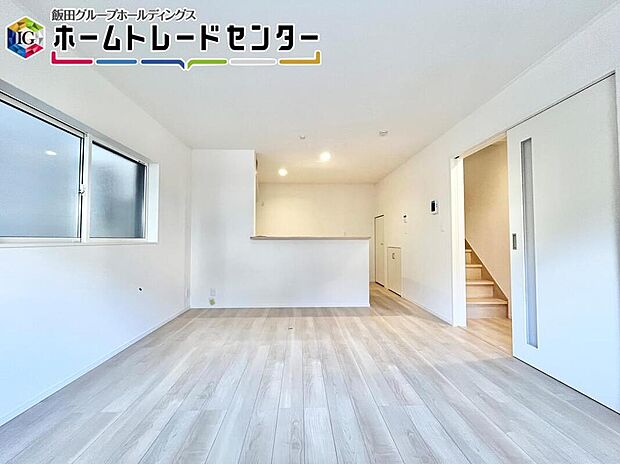 【リビング】
家族やお友達とのお食事やティータイムを楽しむダイニングは対面キッチン。お食事やお茶の準備をしながらでも、自然と会話の輪が広がります。