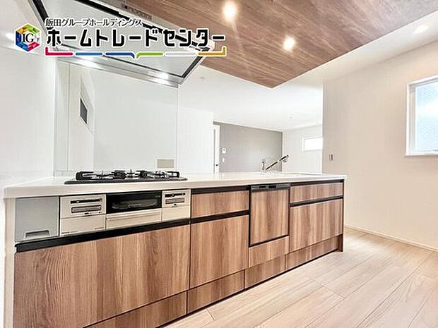 【キッチン】ここ近年ではLDKにて宿題をする子供さんが増えているとか。ワークスペースやちょっとした空間におしゃれな勉強机を配置してみてもいいかもしれません。