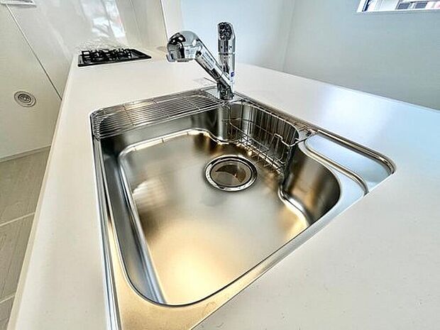 【浄水器一体型シャワー水栓】食器や野菜などの水洗いがスムーズにこなせるハンドシャワーのついた水栓。浄水器一体型なので便利です。

