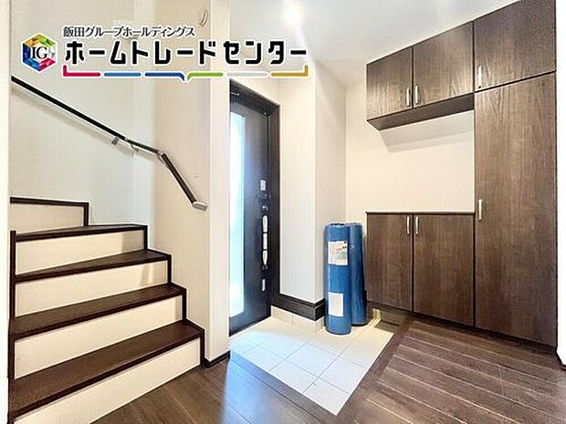 【玄関】玄関のシューズボックスは大容量で4人家族でも安心です！お客様を迎える玄関をいつもスッキリさせられます♪