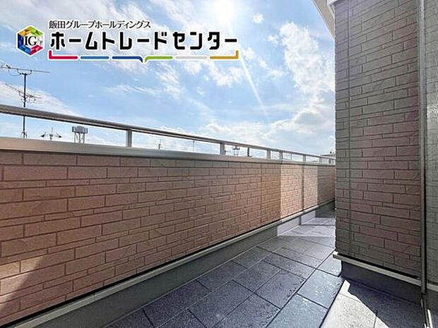 【バルコニー】南面バルコニーで日当たり良好♪奥行もあり洗濯もの干しもノンストレスです♪

