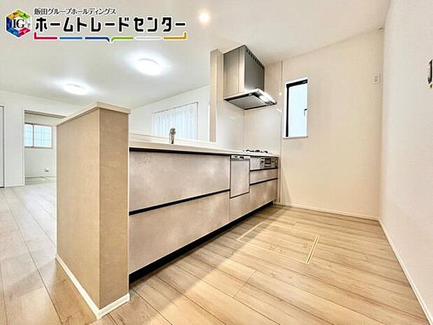 【キッチン】人気の対面キッチンは吊戸棚をなくして解放感を重視しました。リビングを見渡すことができて小さなお子様がいても安心ですよ。