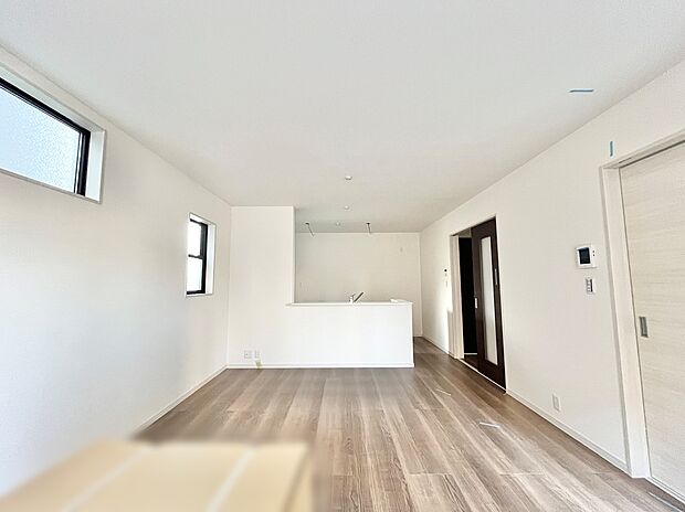 【リビングルーム】【リビング】
対面キッチン採用のリビングは家族が一つになれる空間となります。お料理をしながらリビング全体を見渡すことができるのでお子様が遊んだり、勉強していても一緒に空間を共有できます。