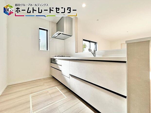 【キッチン】窓付きの明るく爽やかなキッチンスペース。床下収納もございますので、いつでもすっきりとお使い頂けそうです。