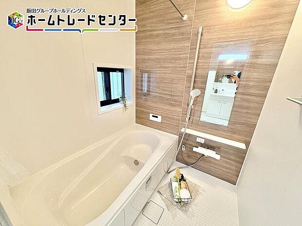 【浴室】一日の疲れを癒してくれるバスルームはゆったりと浴槽に入り半身浴をしながら読書を楽しんだりお子様と一緒に入浴したりと寛げる空間です。お気に入りの入浴剤を使用してラックス空間♪