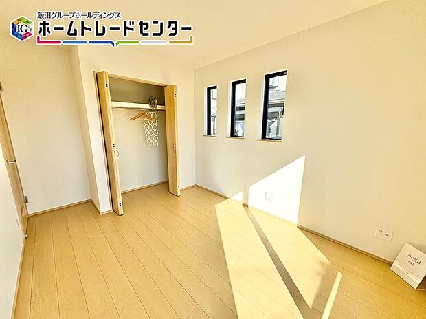 【リビング以外の居室】居室に収納を完備しておりますので、いつでもお部屋をすっきりとお使いいただけそうです。