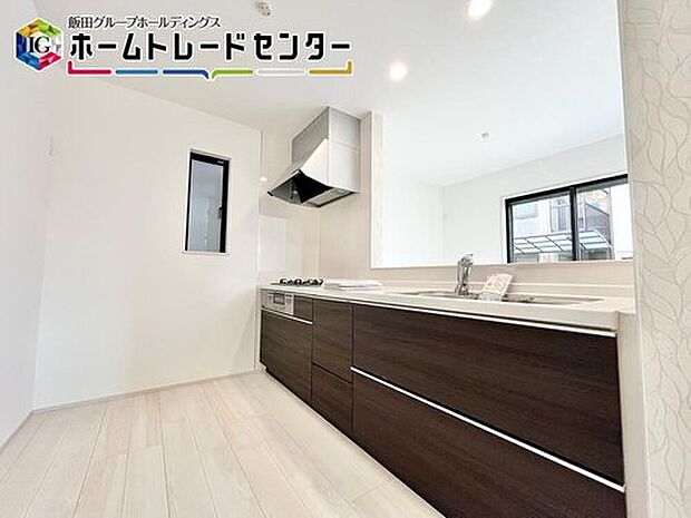 【キッチン】キッチンには床下収納庫も完備。買い置き品を収納するのはもちろんだけど、おうちのメンテナンスには欠かせない一つ。これがあれば床下のメンテは安心です。