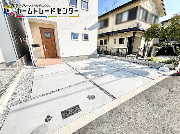 【【現地外観写真】】戸建のメリットは玄関から車までが近い！自転車や大型バイクも置くことできます♪