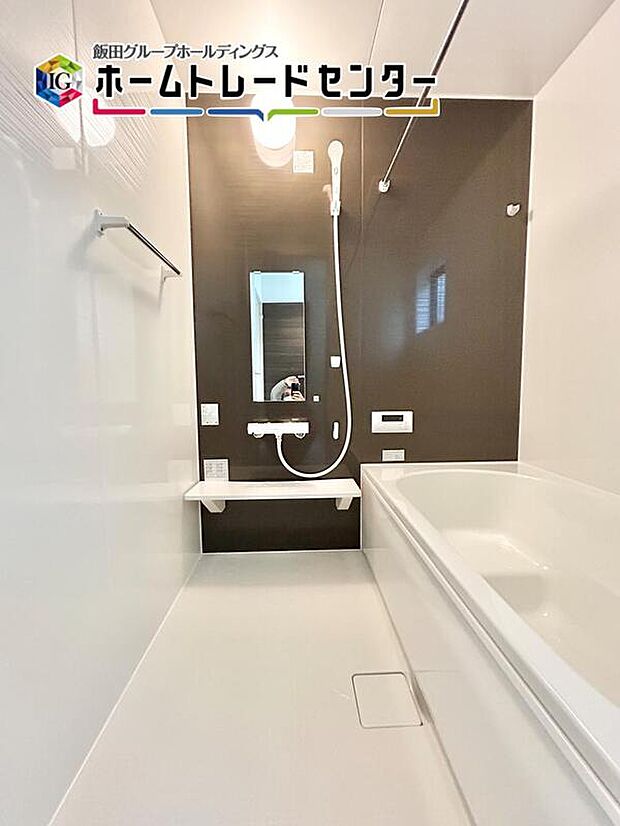 【浴室】一日の疲れを癒してくれるバスルームはゆったりと浴槽に入り半身浴をしながら読書を楽しんだりお子様と一緒に入浴したりと寛げる空間です。お気に入りの入浴剤を使用してリラックス空間♪