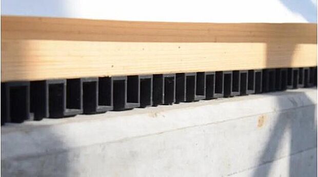 【ロング基礎パッキン】基礎パッキンを使用することで基礎の全周が換気口に早変わり。コーナー部分もしっかり換気ができ床下をカラリと保つことがきます。基礎と土台間に敷きこむことで、土台と基礎が直接触れるのを防ぎ、コンクリートから木部への水分移動もシャットアウト