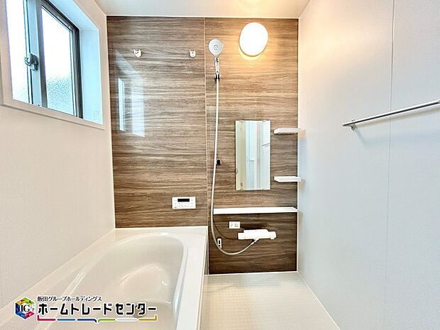 【バスルーム】【バスルーム】
一日の疲れを癒してくれるバスルームはゆったりと浴槽に入り半身浴をしながら読書を楽しんだりお子様と一緒に入浴したりと寛げる空間です。お気に入りの入浴剤を使用してラックス空間♪