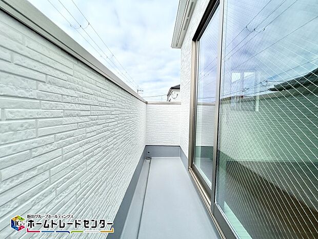 【【バルコニー】】ワイドバルコニー設置で、家族のお布団もたくさん干すことが可能。これで一日の最後は安眠ですね。