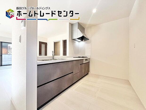 【キッチン】人気の対面キッチンは吊戸棚をなくして解放感を重視しました。リビングを見渡すことができて小さなお子様がいても安心ですよ。

