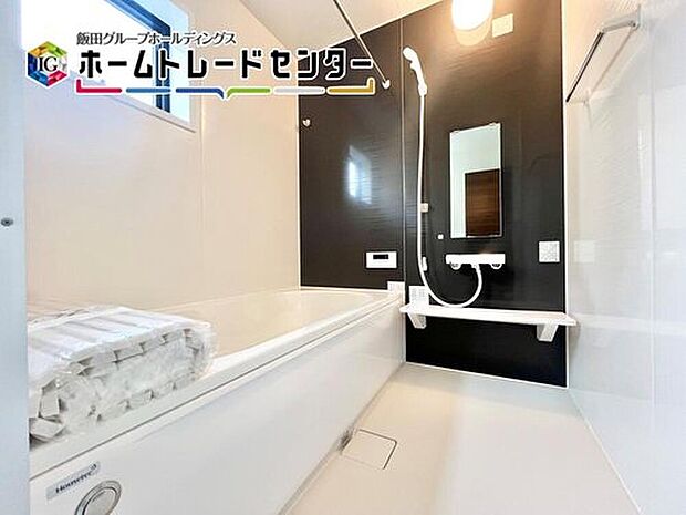 【浴室】一日の疲れを癒してくれるバスルームはゆったりと浴槽に入り半身浴をしながら読書を楽しんだりお子様と一緒に入浴したりと寛げる空間です。お気に入りの入浴剤を使用してラックス空間♪

