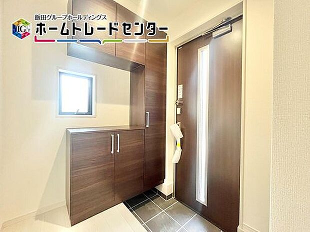 【玄関】玄関のシューズボックスは大容量で4人家族でも安心です！お客様を迎える玄関をいつもスッキリさせられます♪

